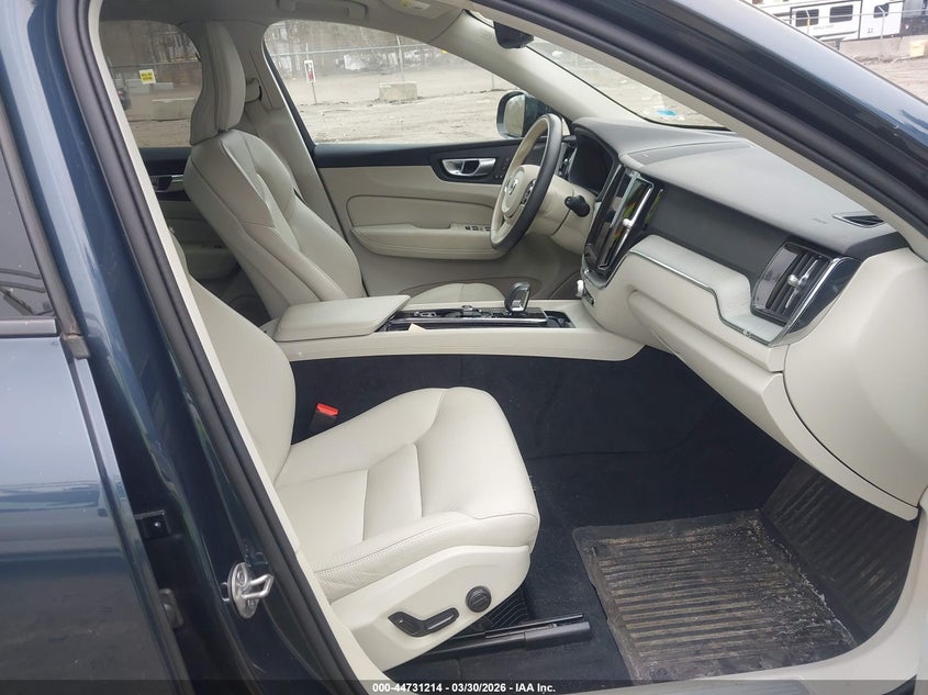 2024 Volvo Xc60 B5 Plus Dark Theme