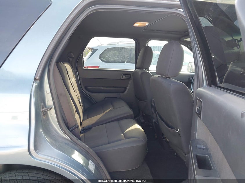 1FMCU0D77CKB91137 2012 Ford Escape 2.5 Xlt grey
