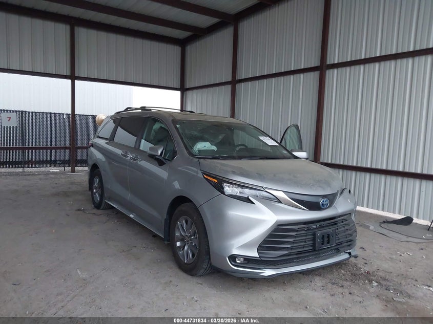 2025 TOYOTA SIENNA XLE