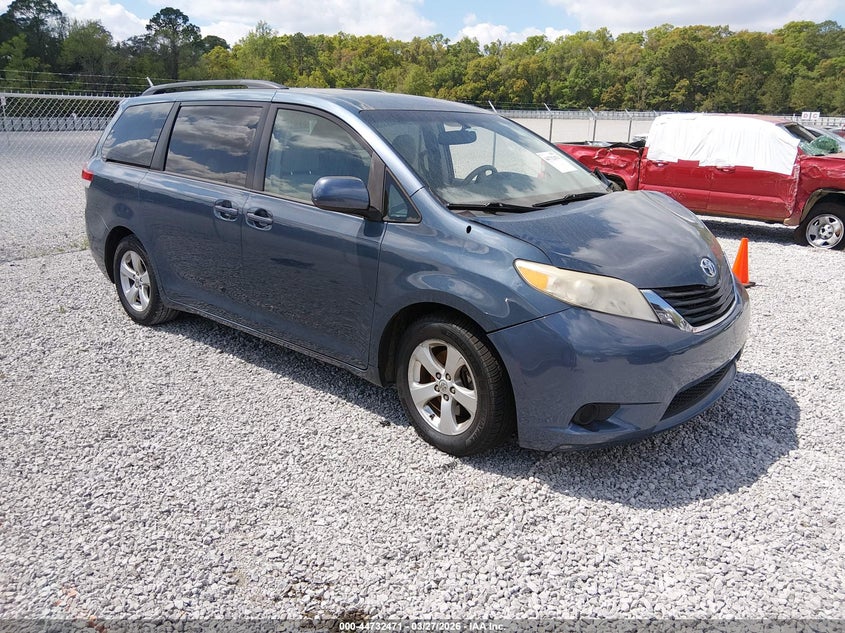2013 Toyota Sienna Le V6 8 Passenger