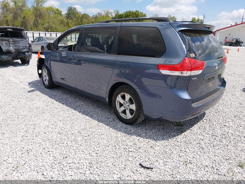 2013 Toyota Sienna Le V6 8 Passenger