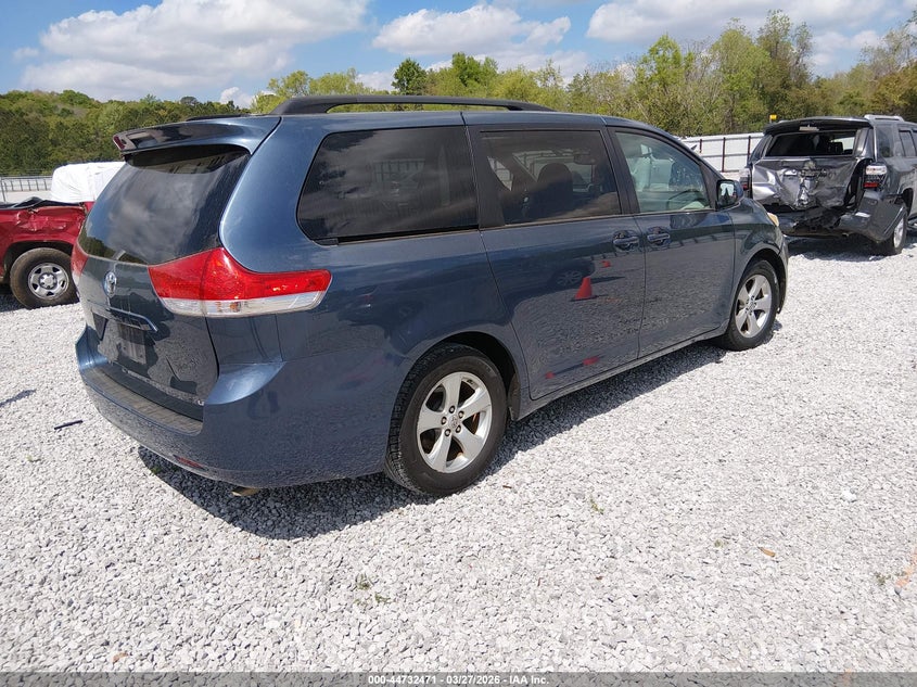 2013 Toyota Sienna Le V6 8 Passenger