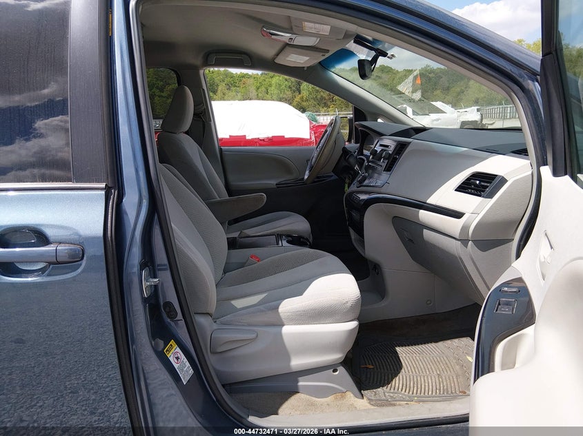 2013 Toyota Sienna Le V6 8 Passenger
