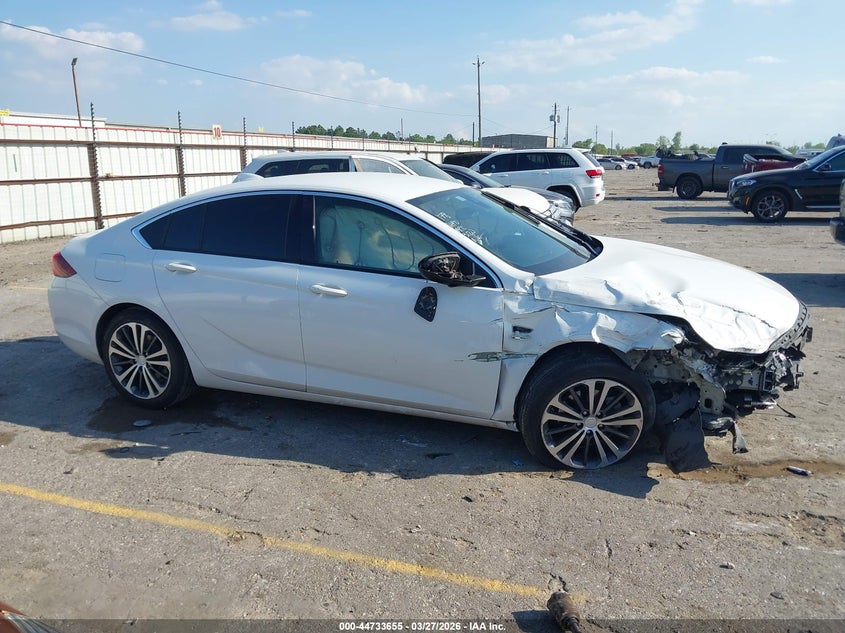 2018 Buick Regal Sportback Essence VIN: W04GP6SX7J1133139 Lot: 44733655