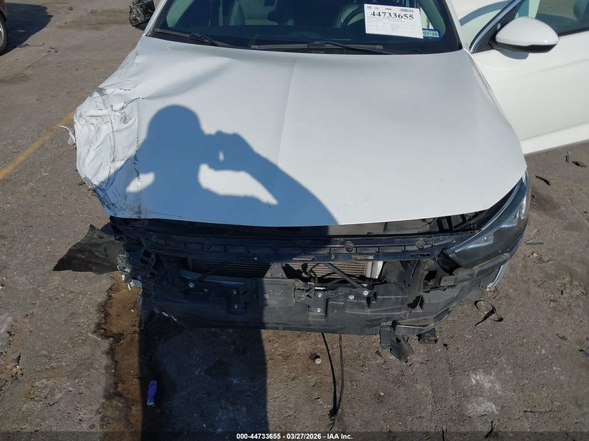 2018 Buick Regal Sportback Essence VIN: W04GP6SX7J1133139 Lot: 44733655