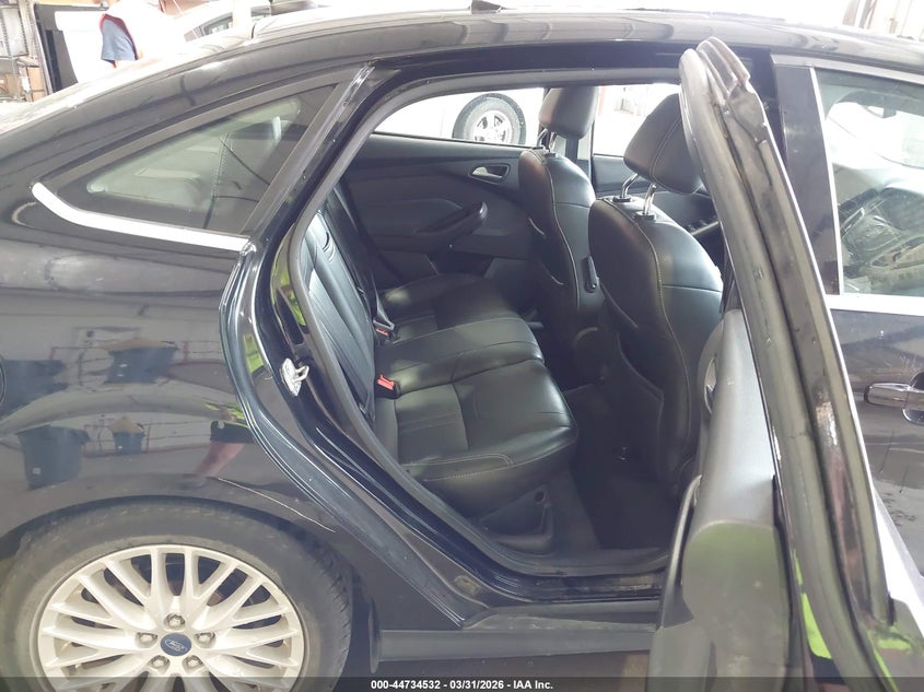 1FAHP3H21CL210850 2012 Ford Focus 2.0 Sel black