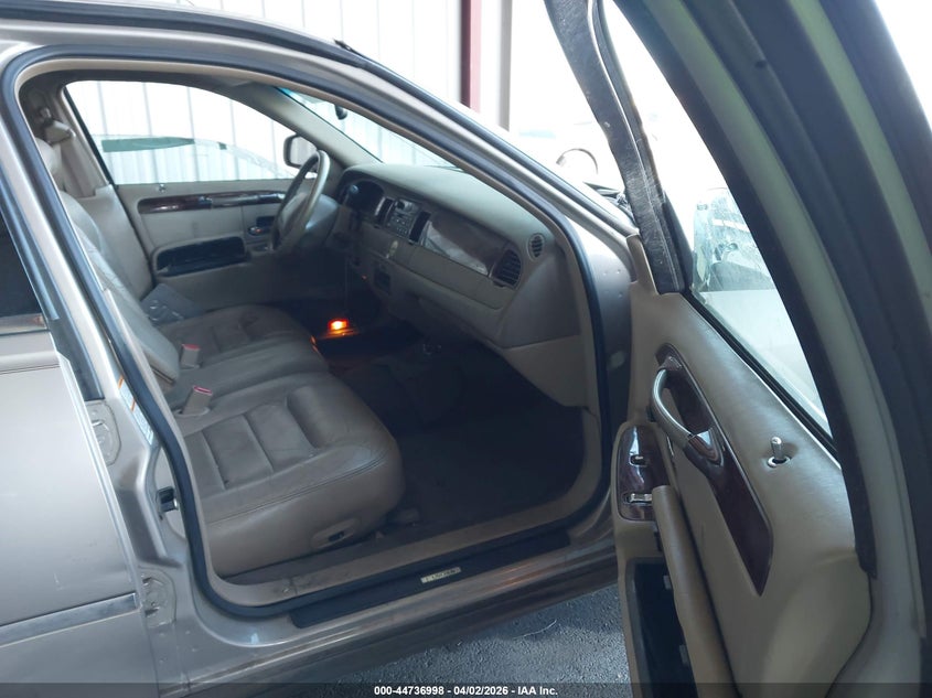 2000 Lincoln Town Car Signature