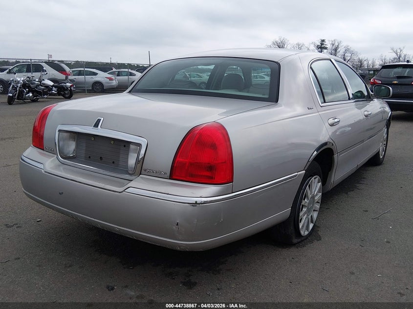 LINCOLN TOWN CAR 2006 VIN 1LNHM83W96Y609471