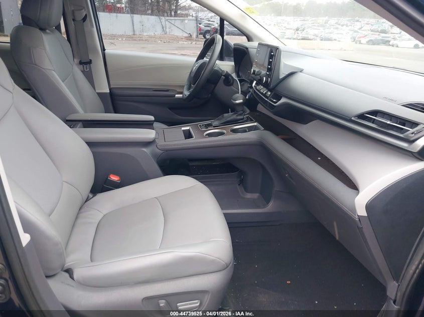 2021 Toyota Sienna Xle