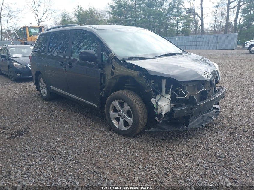 2016 Toyota Sienna Le 8 Passenger