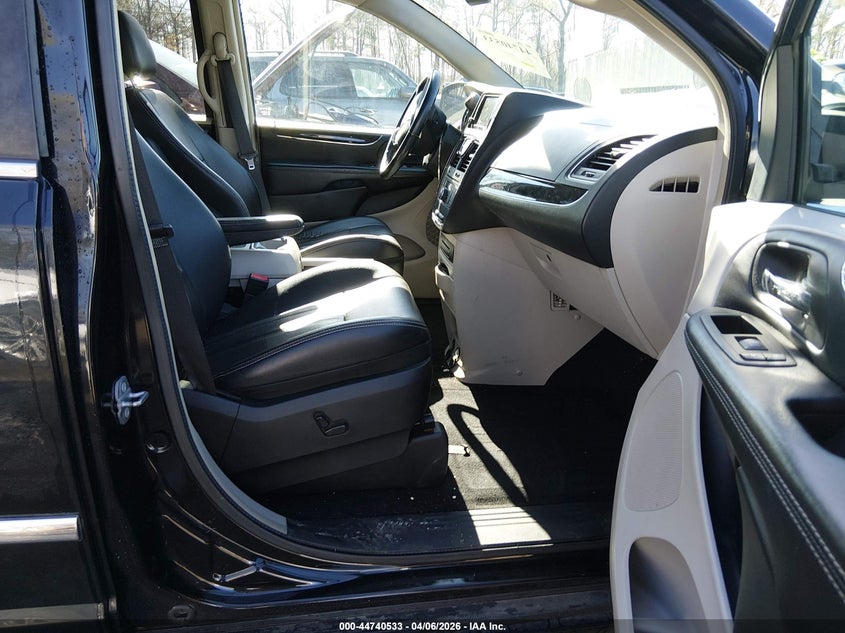 2015 Chrysler Town & Country Touring-L