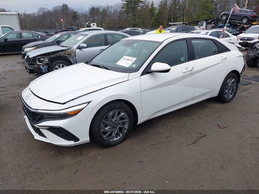 2024 HYUNDAI ELANTRA auction photo 2