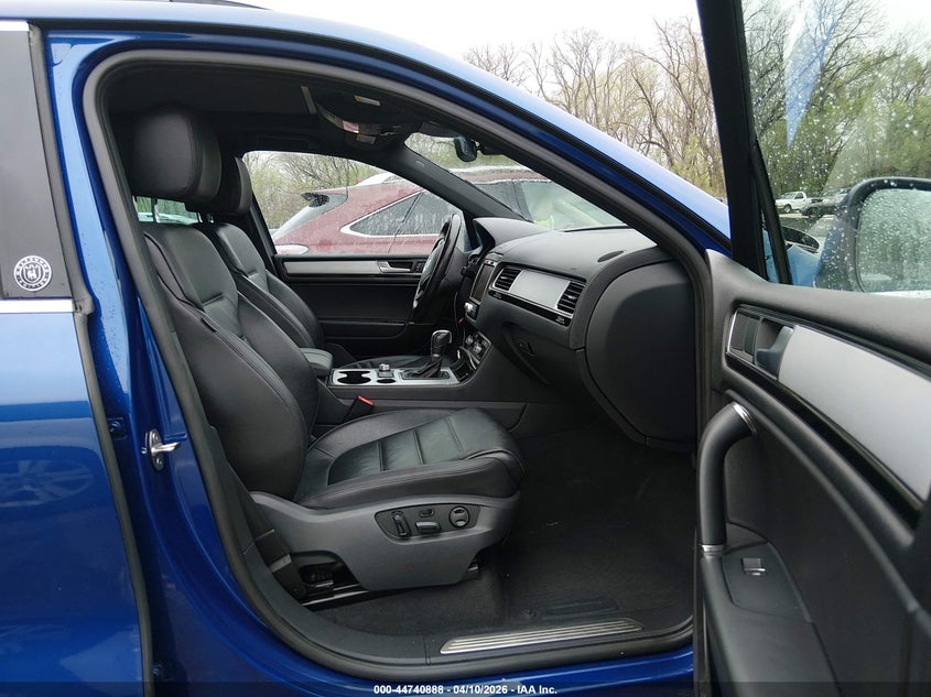 2017 VOLKSWAGEN TOUAREG VIN: WVGRF7BP4HD005937