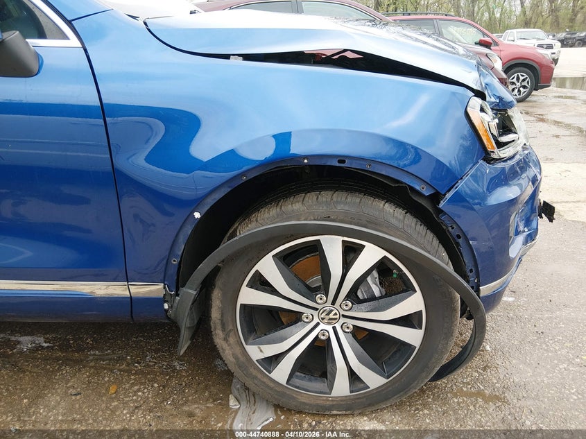 2017 Volkswagen Touareg V6 Wolfsburg Edition VIN: WVGRF7BP4HD005937 Lot: 44740888