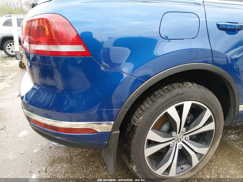 2017 Volkswagen Touareg V6 Wolfsburg Edition VIN: WVGRF7BP4HD005937 Lot: 44740888