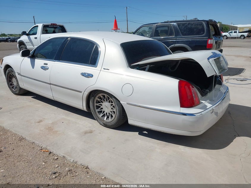 2001 Lincoln Town Car Signature