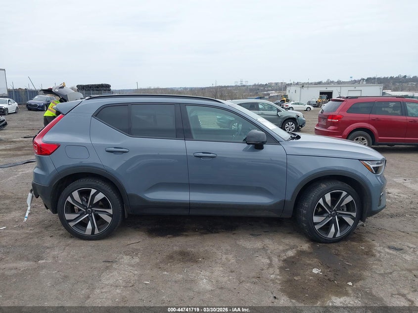 2023 Volvo Xc40 B5 Plus Dark Theme VIN: YV4L12UW3P2051217 Lot: 44741719