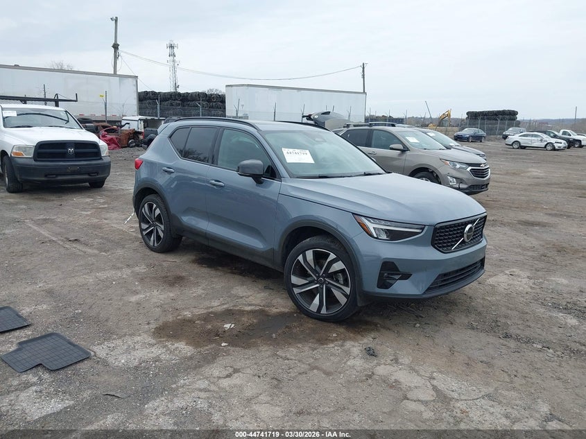 2023 Volvo Xc40 B5 Plus Dark Theme