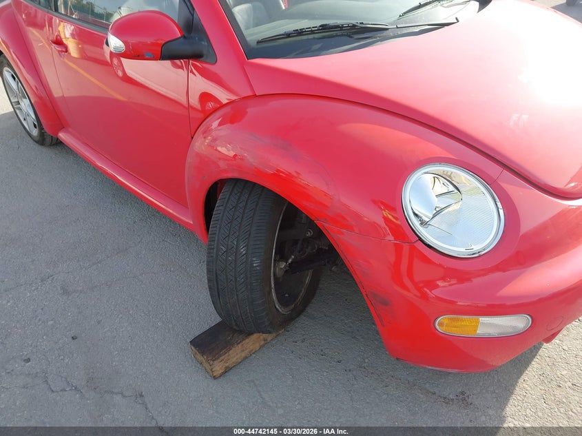 2004 VOLKSWAGEN NEW BEETLE auction photo 6