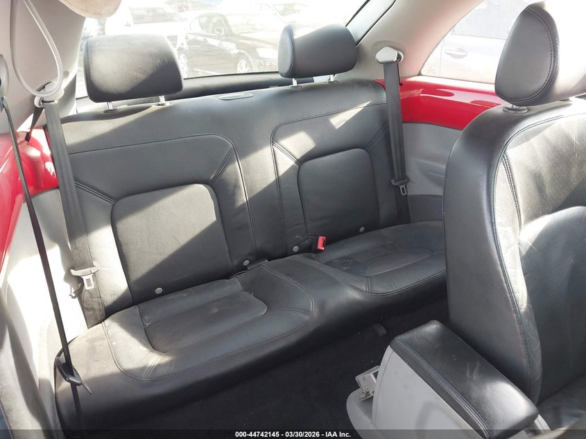 2004 VOLKSWAGEN NEW BEETLE auction photo 8