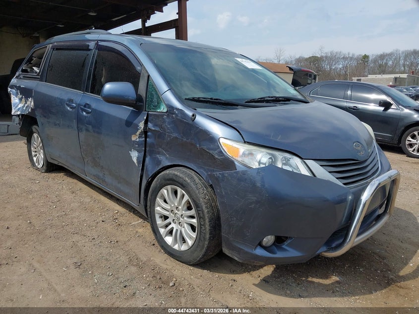 2014 Toyota Sienna Xle V6 8 Passenger
