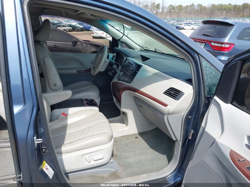 2014 Toyota Sienna Xle V6 8 Passenger