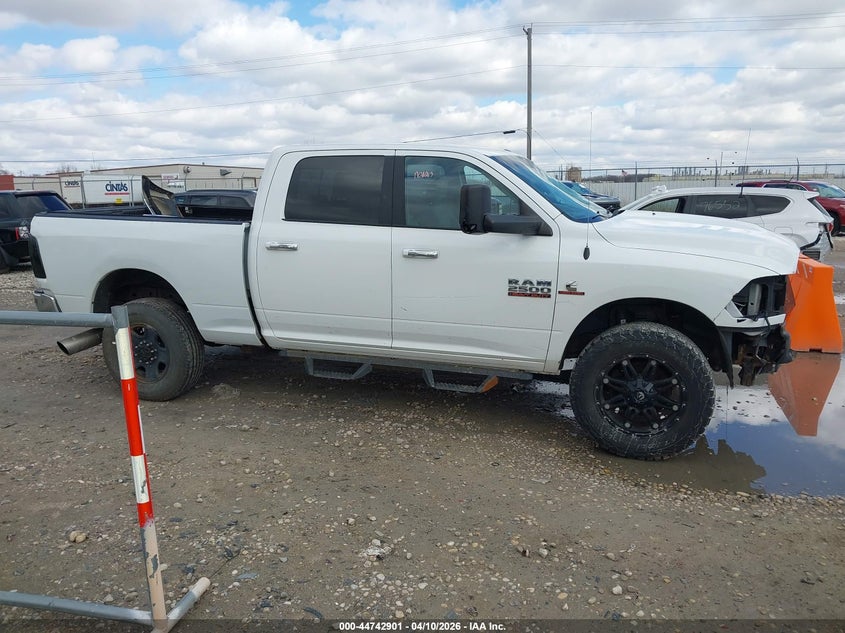 3C6UR5DL0JG215844 2018 Ram 2500 6.7 Ram Slt 4X4 6'4 Box white