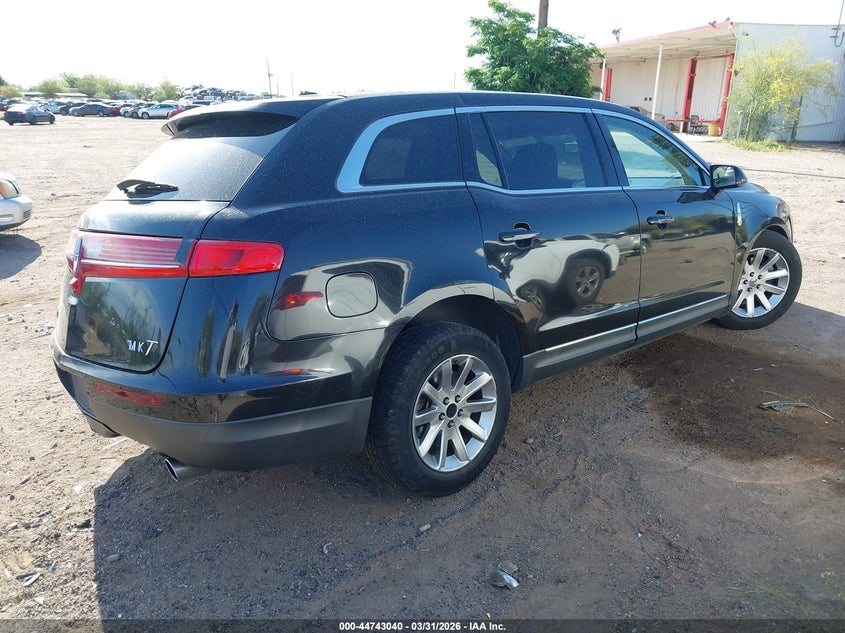 2010 LINCOLN MKT auction photo 4