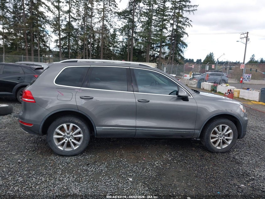 2014 Volkswagen Touareg Tdi Sport VIN: WVGEP9BP3ED002000 Lot: 44743116