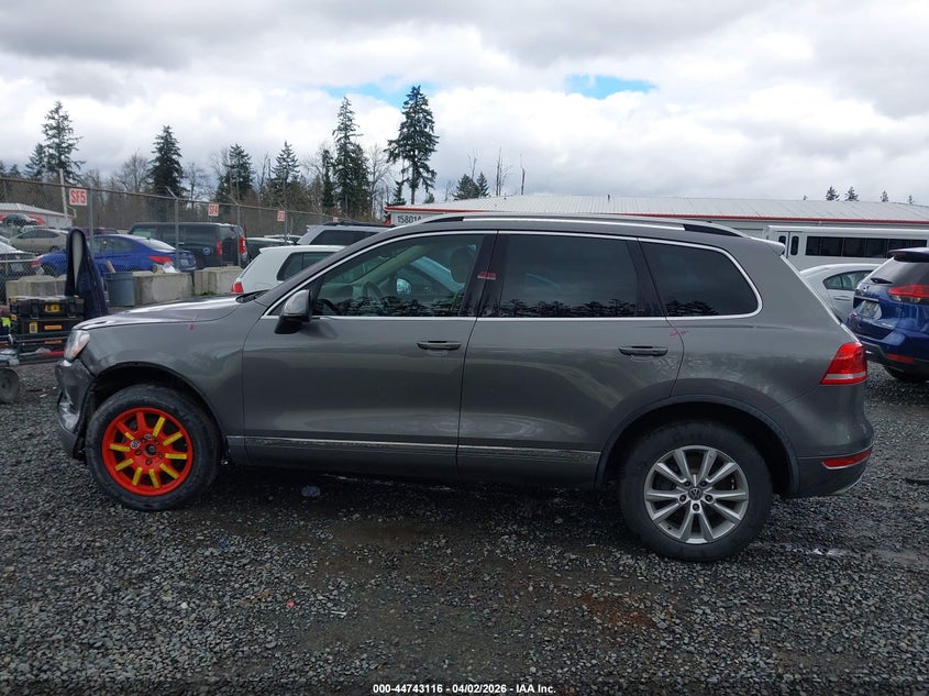 2014 Volkswagen Touareg Tdi Sport VIN: WVGEP9BP3ED002000 Lot: 44743116