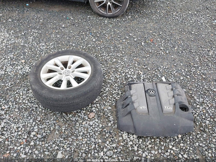 2014 Volkswagen Touareg Tdi Sport VIN: WVGEP9BP3ED002000 Lot: 44743116