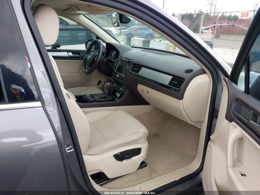 2014 Volkswagen Touareg Tdi Sport VIN: WVGEP9BP3ED002000 Lot: 44743116