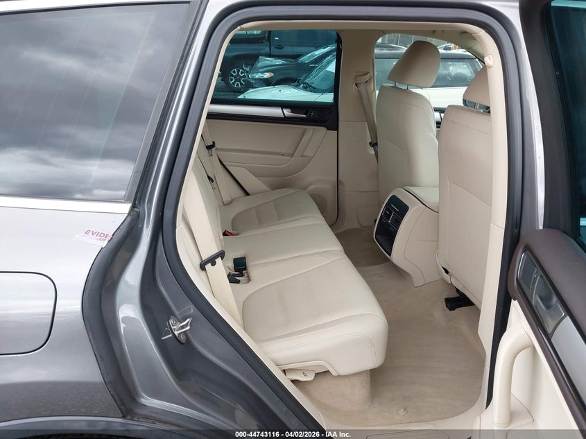 2014 Volkswagen Touareg Tdi Sport VIN: WVGEP9BP3ED002000 Lot: 44743116