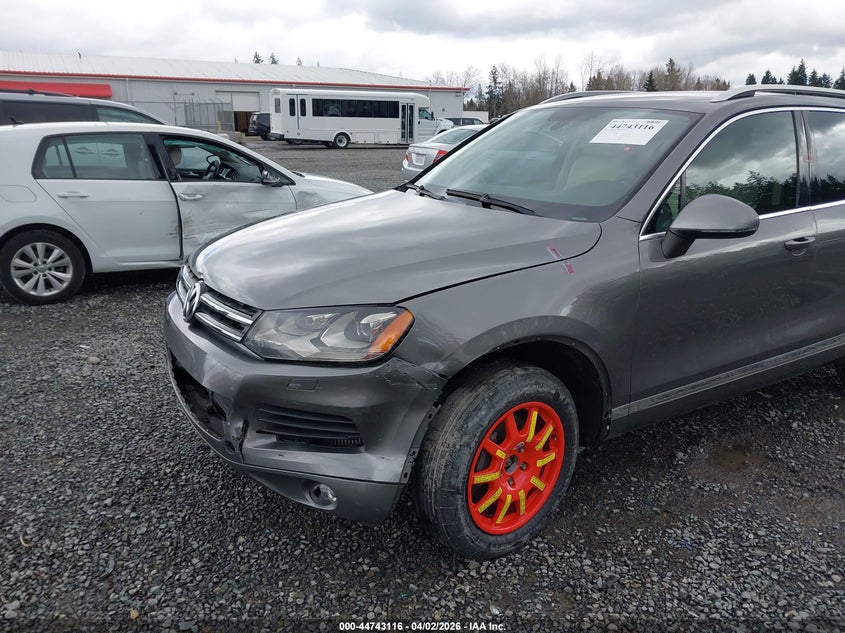 2014 Volkswagen Touareg Tdi Sport VIN: WVGEP9BP3ED002000 Lot: 44743116