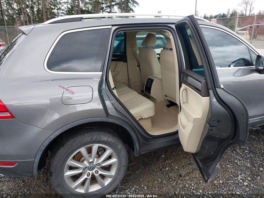 2014 Volkswagen Touareg Tdi Sport VIN: WVGEP9BP3ED002000 Lot: 44743116