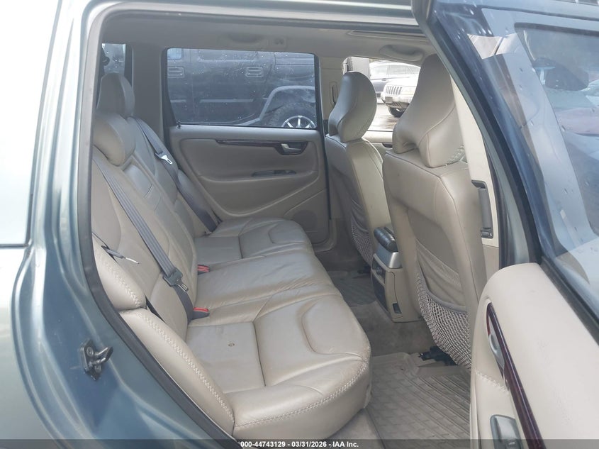 2002 Volvo V70 Xc VIN: YV1SZ58D221075132 Lot: 44743129