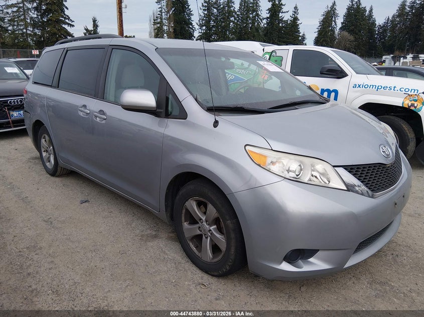 2012 Toyota Sienna Le V6 8 Passenger