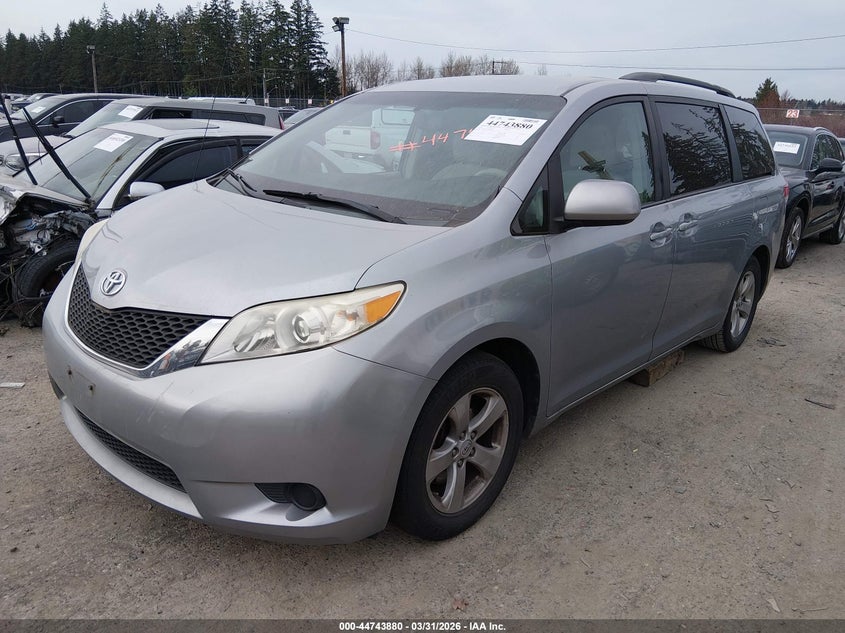 2012 Toyota Sienna Le V6 8 Passenger