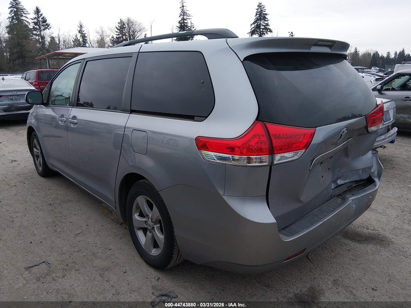 2012 Toyota Sienna Le V6 8 Passenger