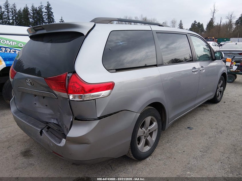 2012 Toyota Sienna Le V6 8 Passenger