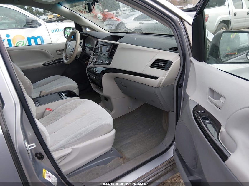2012 Toyota Sienna Le V6 8 Passenger