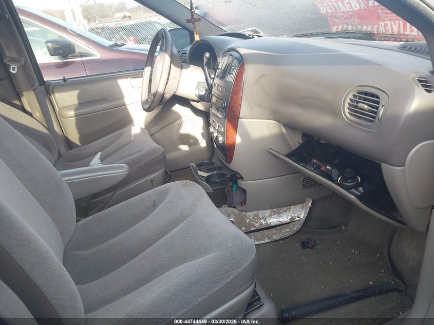 2002 Chrysler Town & Country Lx