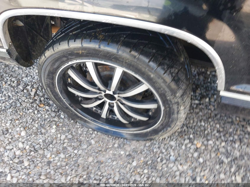 1995 Chevrolet Suburban C1500 VIN: 1GNEC16KXSJ360361 Lot: 44744620