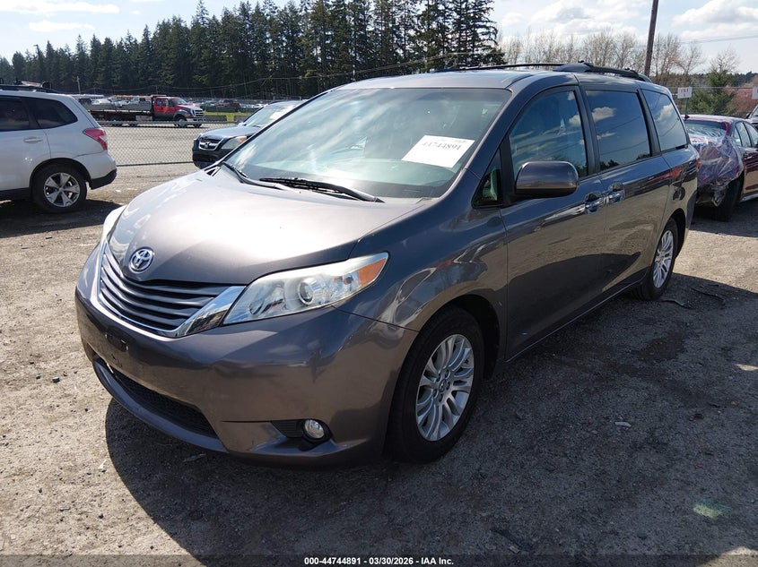 2015 Toyota Sienna Xle 8 Passenger