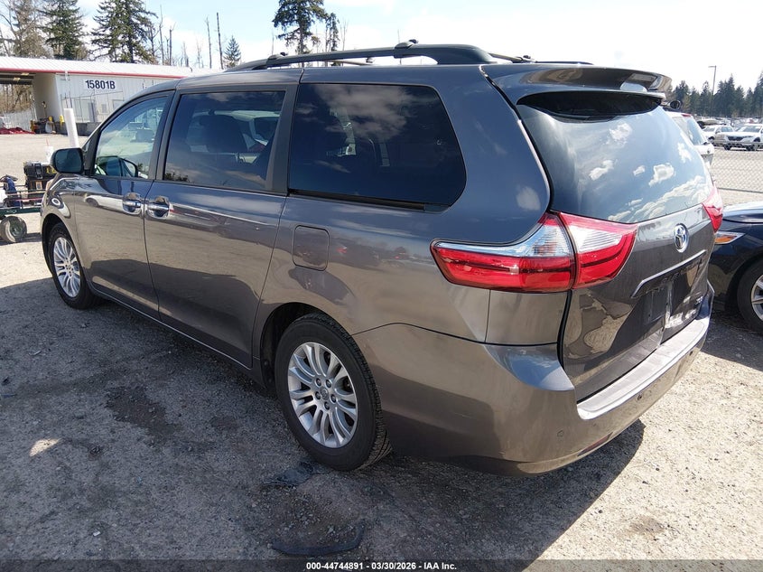 2015 Toyota Sienna Xle 8 Passenger