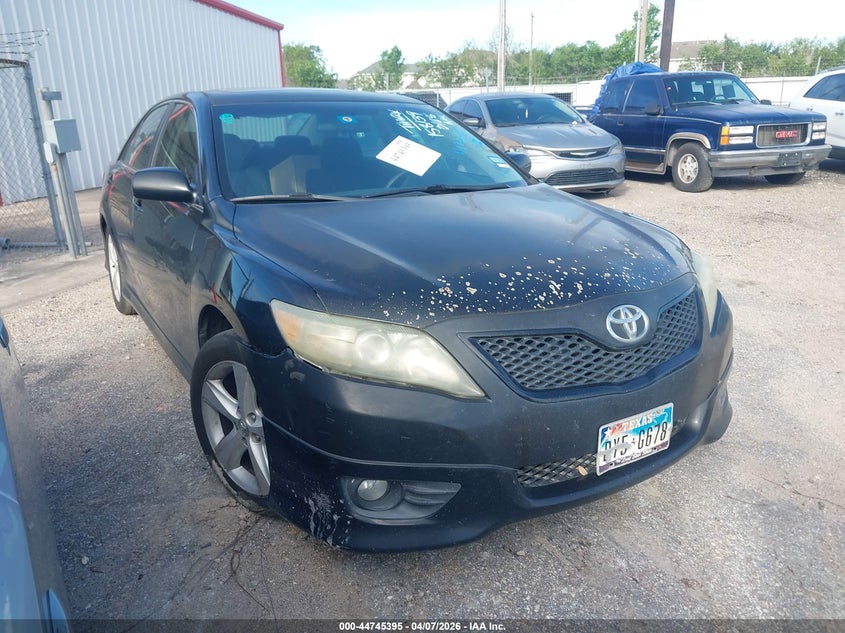 2011 TOYOTA CAMRY SE