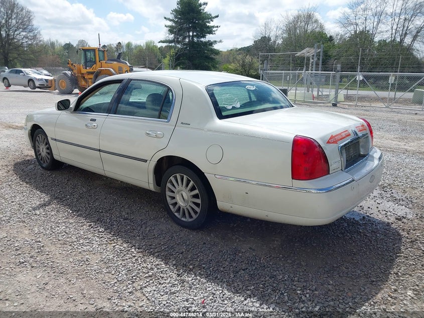 2005 Lincoln Town Car Signature