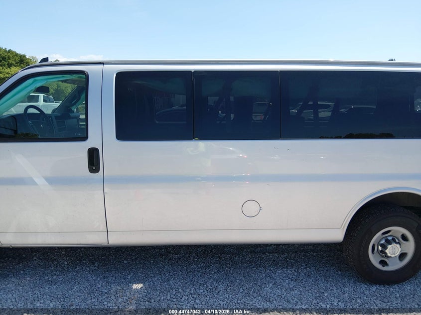 2017 Chevrolet 4.8 Express 3500 Lt silver Lot 111044747042 Vin 1GAZGPFF4H1270984