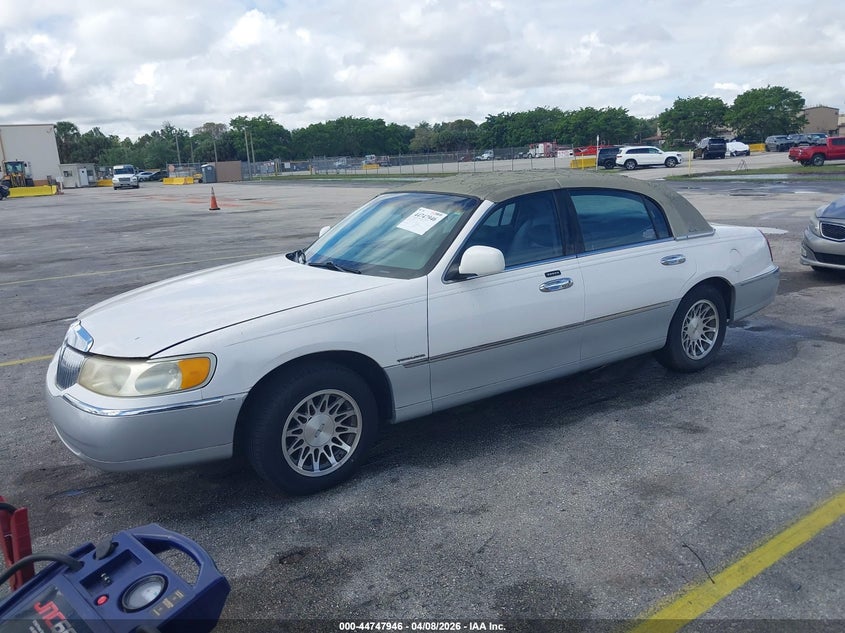 2001 Lincoln Town Car Signature