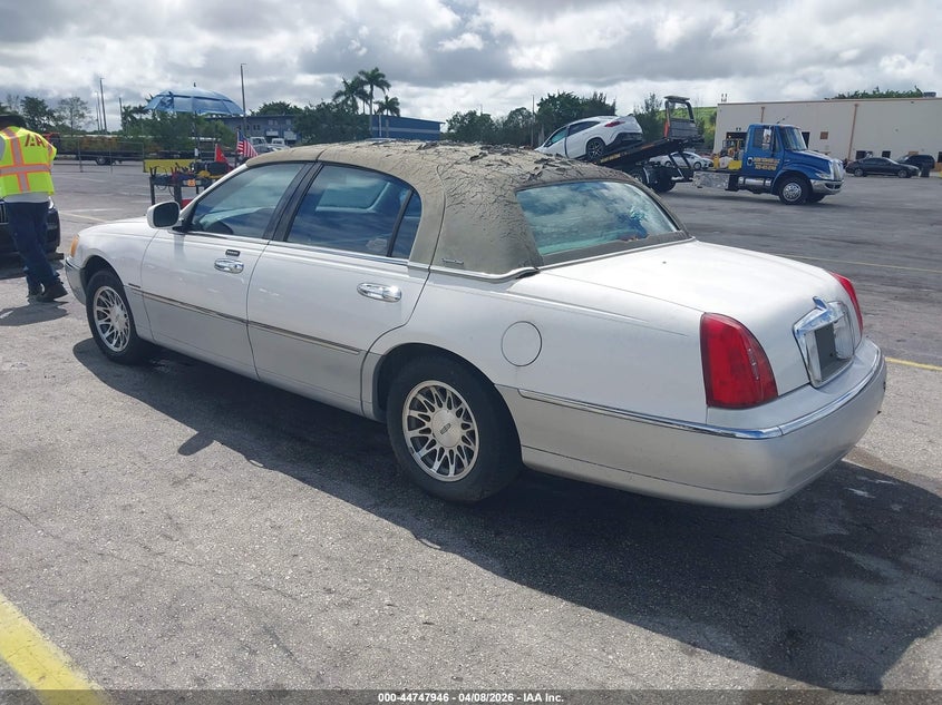 2001 Lincoln Town Car Signature